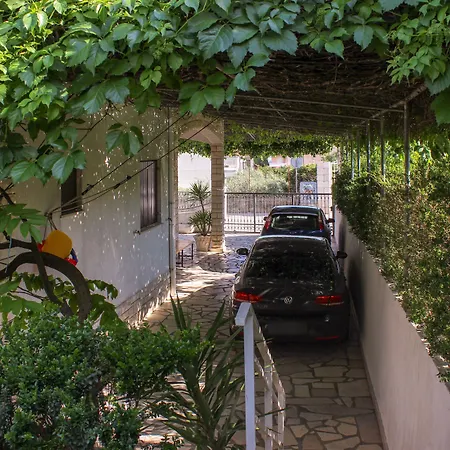 Hrabar アパート トロギール